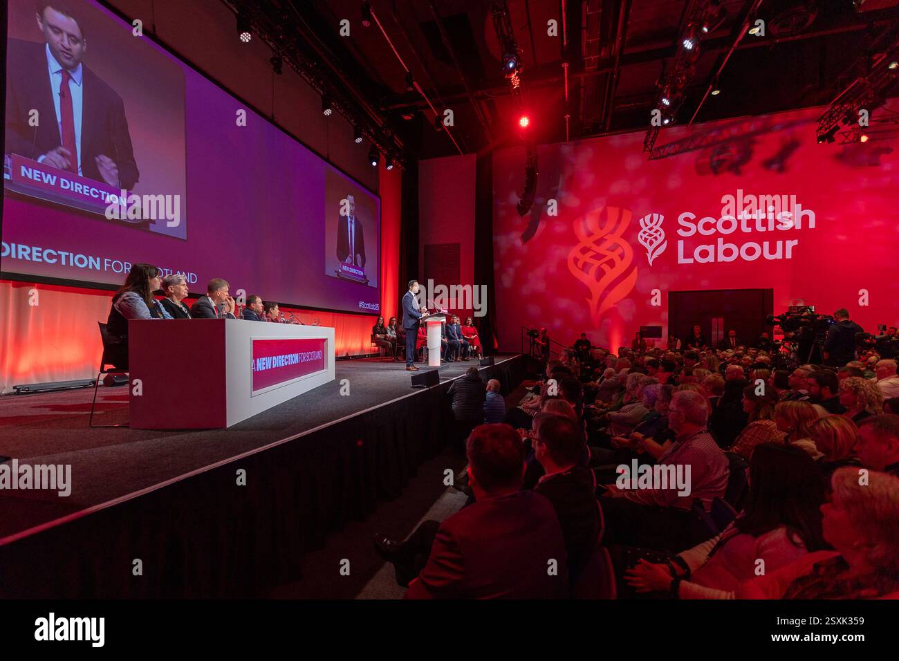 Der Scottish Event Campus, Glasgow, Großbritannien. Freitag, 21. Februar 2025. Anas Sarwar MSP, Vorsitzender der Scottish Labour Party, spricht auf der Konferenz. Anas Sarwar kündigte seine Absicht an, Scotlands erster Minister zu werden, unter den Änderungen für bessere Gesundheitsfürsorge, Sicherheit in Klassenzimmern, Verbot von Mobiltelefonen in Klassenzimmern; um Rauschschlaf vollständig zu beseitigen. Abdullah Bailey/Alamy Stockfoto
