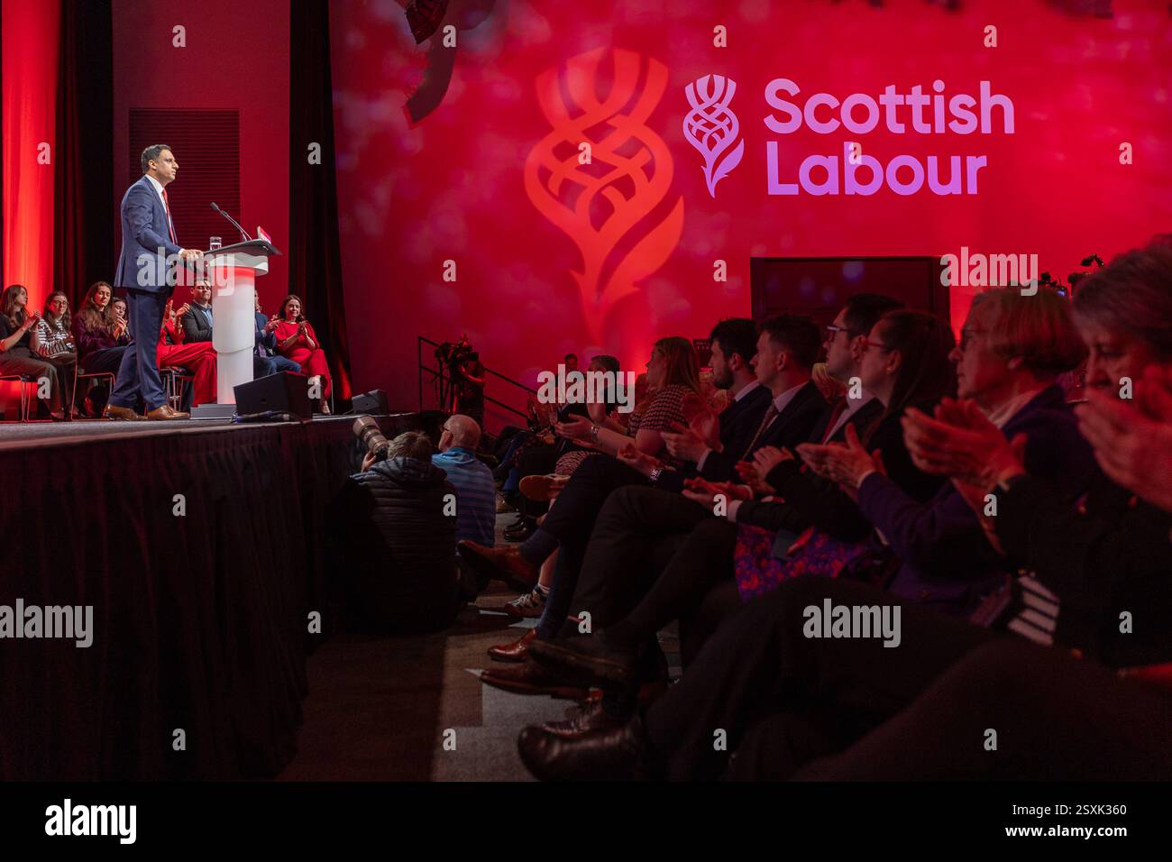 Der Scottish Event Campus, Glasgow, Großbritannien. Freitag, 21. Februar 2025. Anas Sarwar MSP, Vorsitzender der Scottish Labour Party, spricht auf der Konferenz. Anas Sarwar kündigte seine Absicht an, Scotlands erster Minister zu werden, unter den Änderungen für bessere Gesundheitsfürsorge, Sicherheit in Klassenzimmern, Verbot von Mobiltelefonen in Klassenzimmern; um Rauschschlaf vollständig zu beseitigen. Abdullah Bailey/Alamy Stockfoto