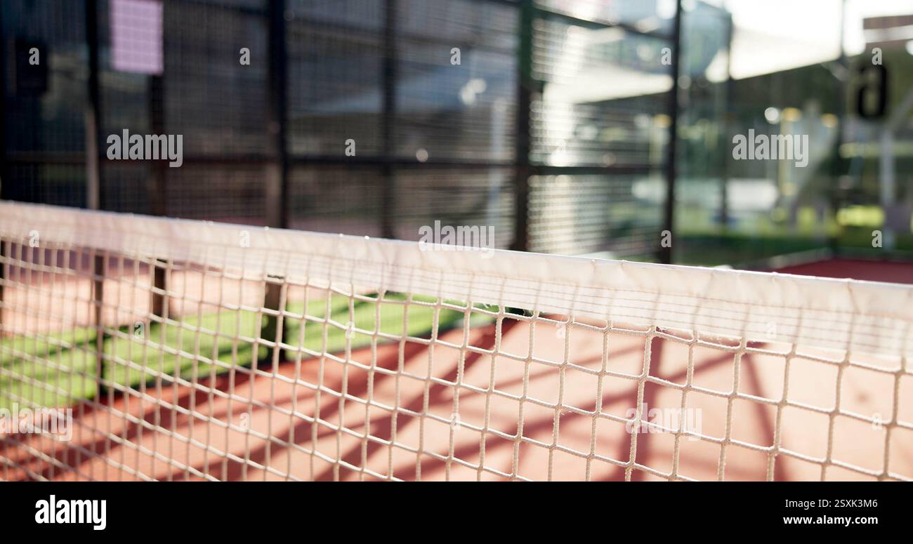 Tennis, Sport und Nahaufnahme des Netzes auf dem Platz für gegnerische Barriere, Fairplay oder Wettkampf im Freien. Leeres, padelndes Feld und Mesh für die Spielherausforderung Stockfoto