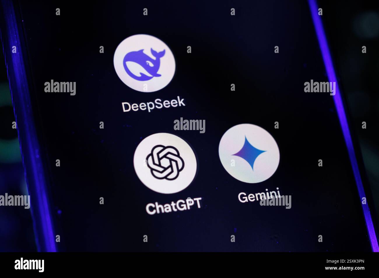 Hongkong, China. Februar 2025. In dieser Fotoabbildung werden Apps für künstliche Intelligenz (KI) von DeepSeek, ChatGPT, Gemini auf einem Smartphone-Bildschirm angezeigt. Quelle: SOPA Images Limited/Alamy Live News Stockfoto