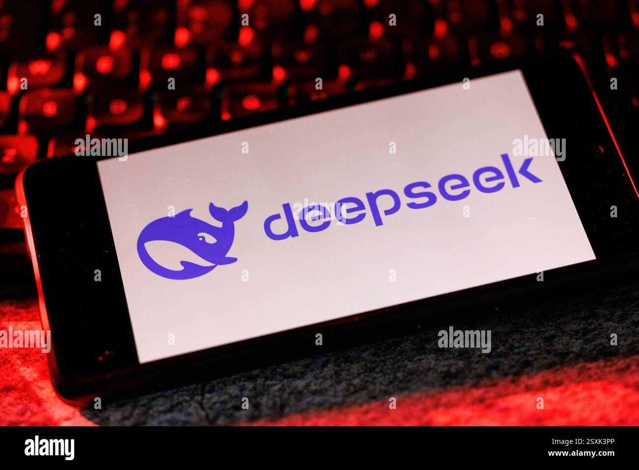 Hongkong, China. Februar 2025. In dieser Fotoabbildung werden KI-Apps (Artificial Intelligence) von DeepSeek auf einem Smartphone-Bildschirm angezeigt. Quelle: SOPA Images Limited/Alamy Live News Stockfoto