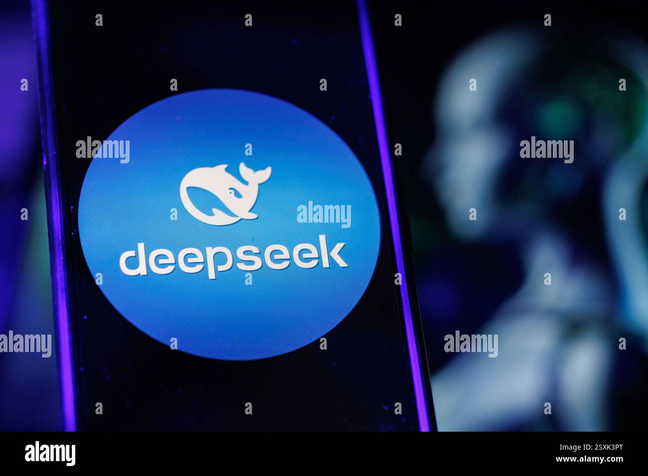 Hongkong, China. Februar 2025. In dieser Foto-Illustration werden KI-Apps (Artificial Intelligence) von DeepSeek auf einem Smartphone-Bildschirm vor dem Hintergrund eines KI-generierten humanoiden Bildes gesehen. Quelle: SOPA Images Limited/Alamy Live News Stockfoto