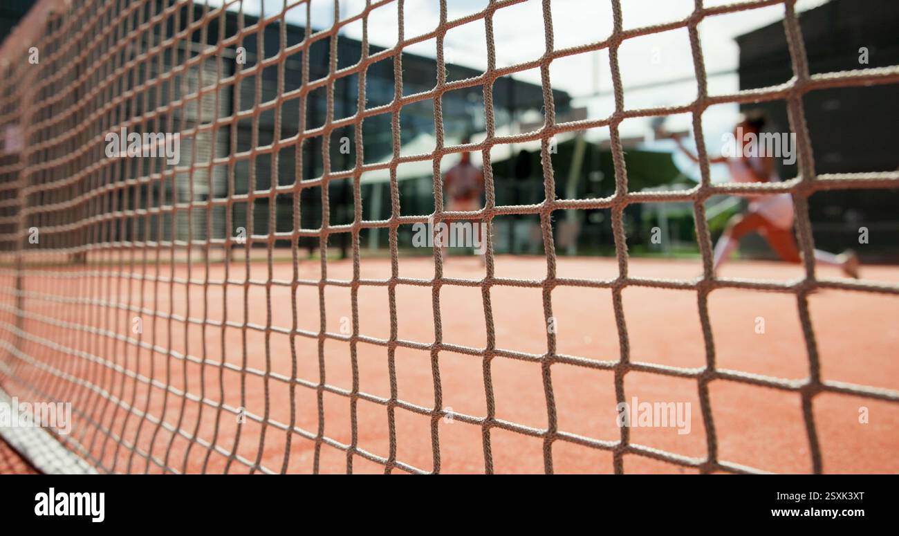 Tennis, Leute und Nahaufnahme des Netzes auf dem Platz für gegnerische Barriere, Fairplay oder Wettkampf im Freien. Fitness, Padel-Feld und Spieler für das Spiel Stockfoto