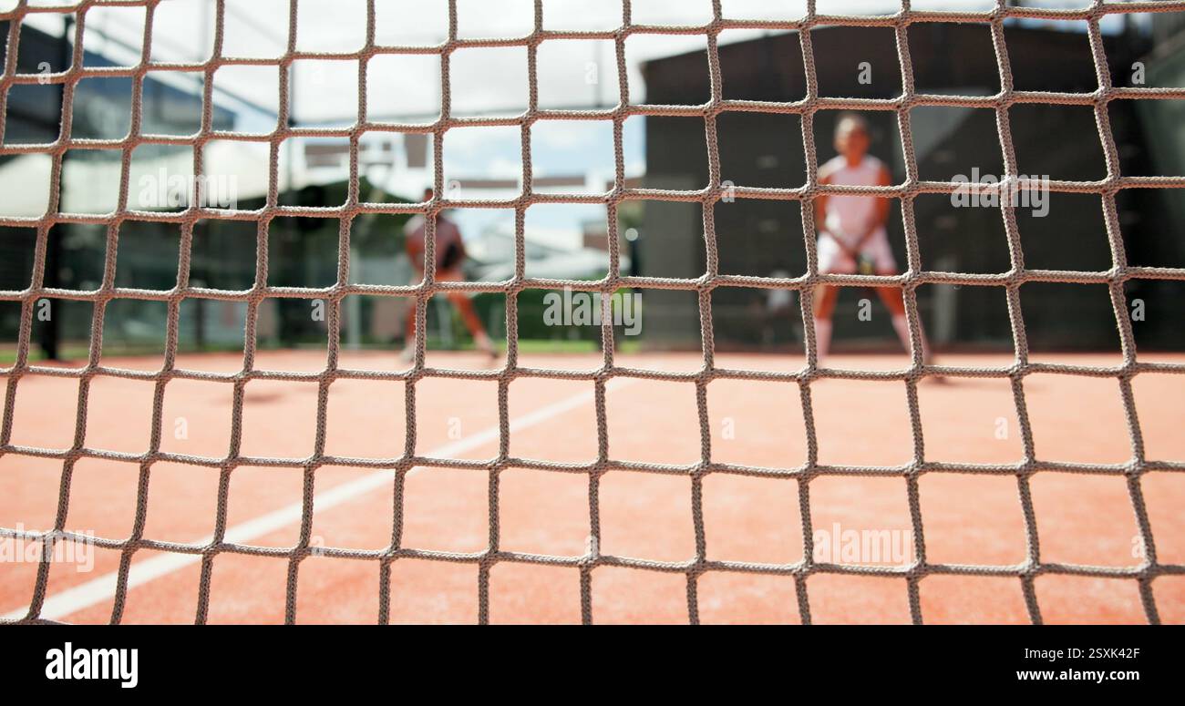 Padel, Leute und Nahaufnahme des Netzes auf dem Platz für Gegnerbarriere, Fairplay oder Turnierspiele im Freien. Fitness, Tennisplatz oder Spieler zum Spielen Stockfoto