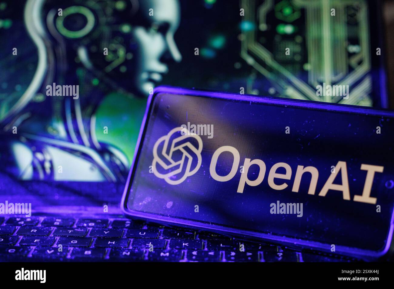 Hongkong, China. Februar 2025. In dieser Foto-Illustration werden KI-Apps (Artificial Intelligence, KI) von OpenAI auf einem Smartphone-Bildschirm vor dem Hintergrund eines KI-generierten humanoiden Bildes gesehen. (Foto von May James/SOPA Images/SIPA USA) *** ausschließlich für redaktionelle Nachrichten *** Credit: SIPA USA/Alamy Live News Stockfoto