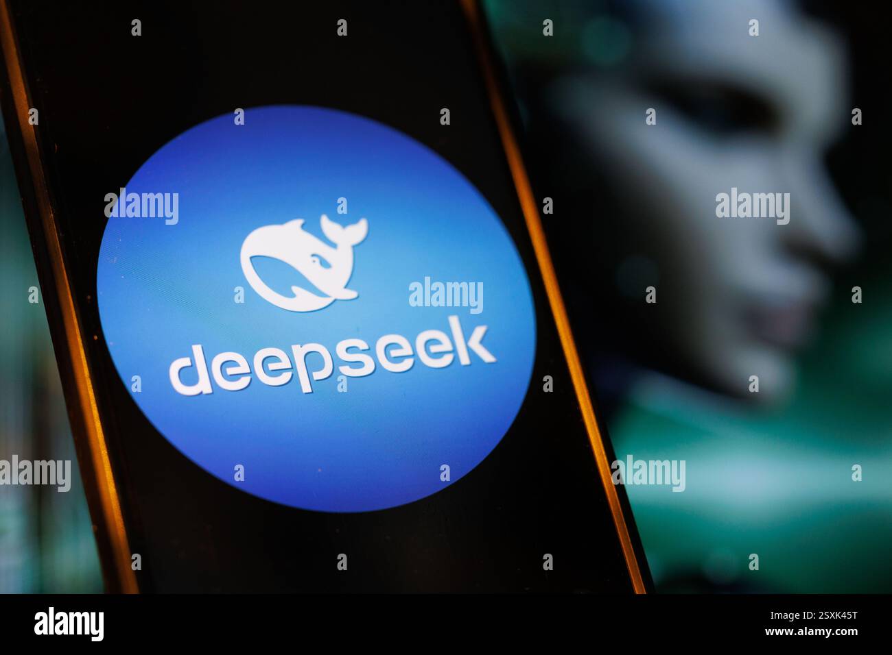 Hongkong, China. Februar 2025. In dieser Foto-Illustration werden KI-Apps (Artificial Intelligence) von DeepSeek auf einem Smartphone-Bildschirm vor dem Hintergrund eines KI-generierten humanoiden Bildes gesehen. (Foto von May James/SOPA Images/SIPA USA) *** ausschließlich für redaktionelle Nachrichten *** Credit: SIPA USA/Alamy Live News Stockfoto