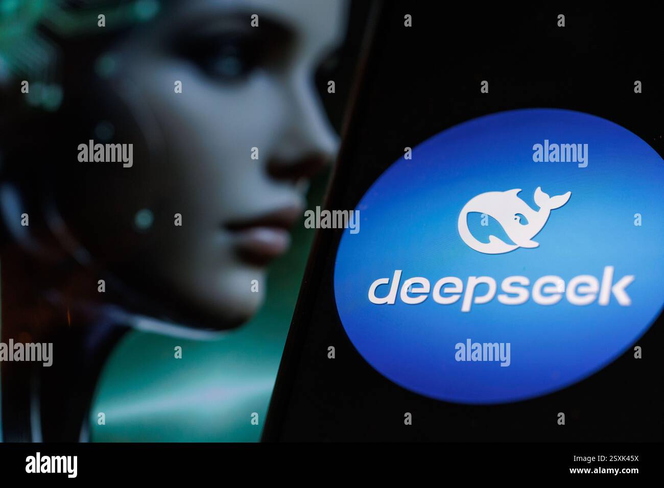 Hongkong, China. Februar 2025. In dieser Foto-Illustration werden KI-Apps (Artificial Intelligence) von DeepSeek auf einem Smartphone-Bildschirm vor dem Hintergrund eines KI-generierten humanoiden Bildes gesehen. (Foto von May James/SOPA Images/SIPA USA) *** ausschließlich für redaktionelle Nachrichten *** Credit: SIPA USA/Alamy Live News Stockfoto
