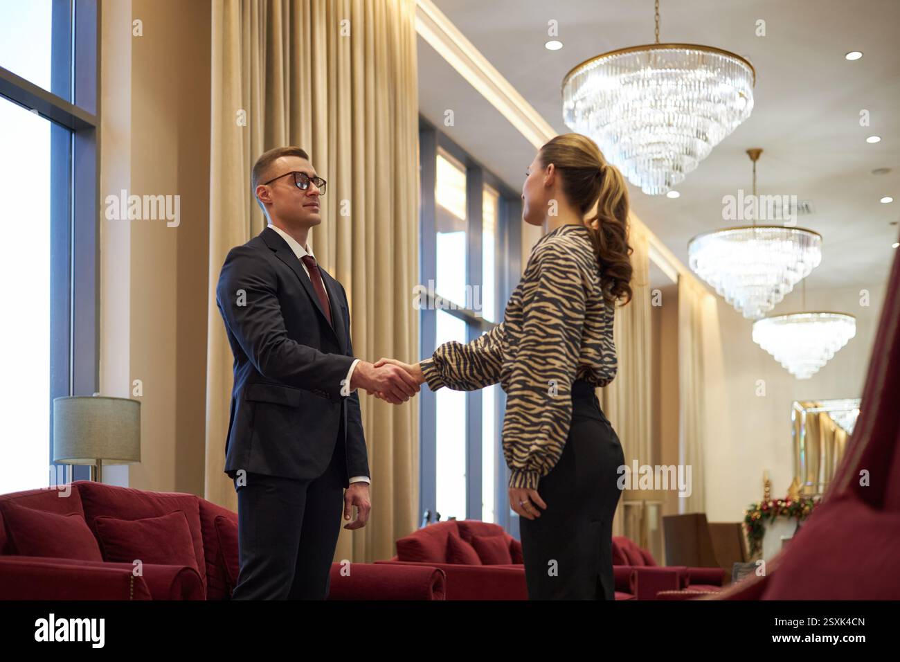 Geschäftsleute schütteln im modernen Büro die Hand Stockfoto