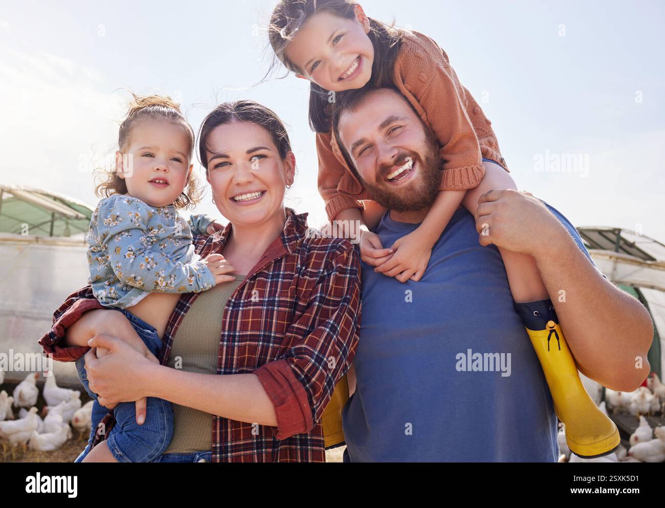 Bauernhof, Huhn und Porträt von Eltern mit Kindern auf dem Feld für Nachhaltigkeit, Viehzucht und Geflügelproduktion. Landwirtschaft, Natur und Mutter, Vater und Stockfoto
