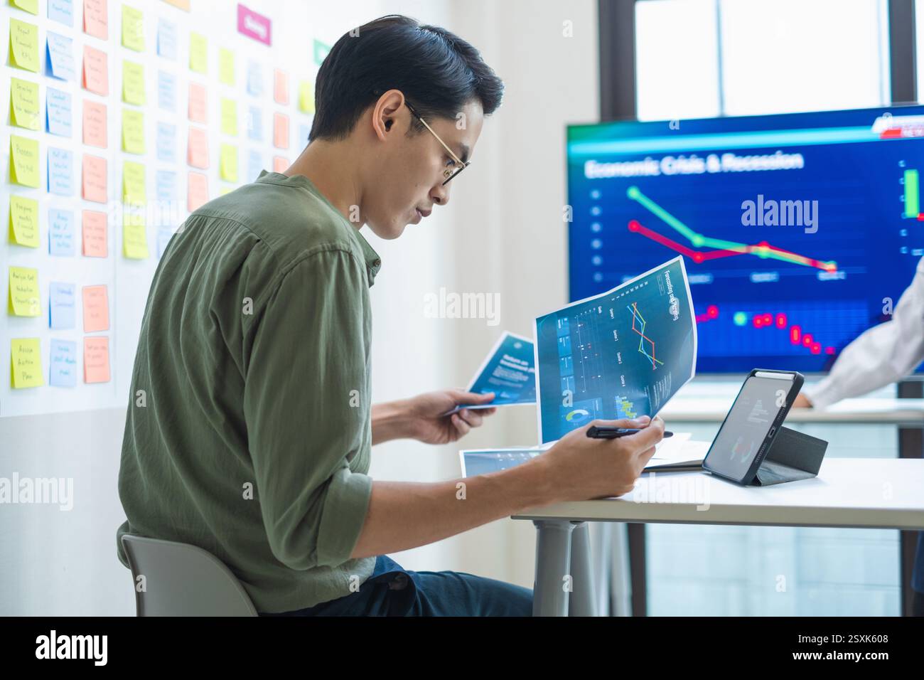 Das Finanzteam wird bei der Analyse von Wirtschaftskrisendaten und Rezessionsauswirkungen während der Besprechung in einem Büro mit Stress konfrontiert Stockfoto