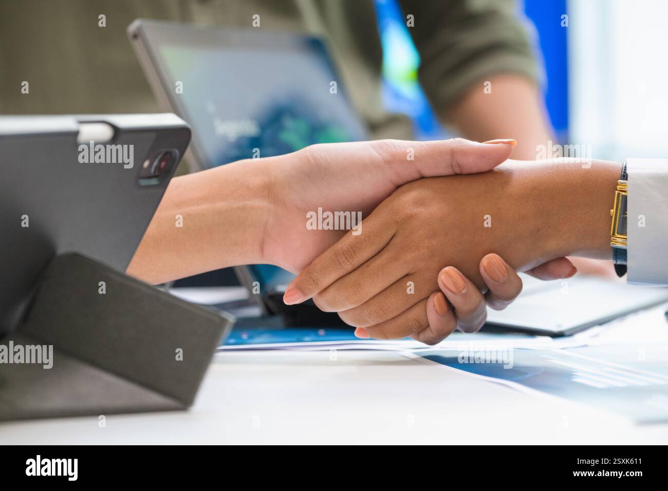 Nahaufnahme des Finanzmannes Handschütteln Deal mit dem Geschäft in einem Besprechungsraum im Büro Stockfoto