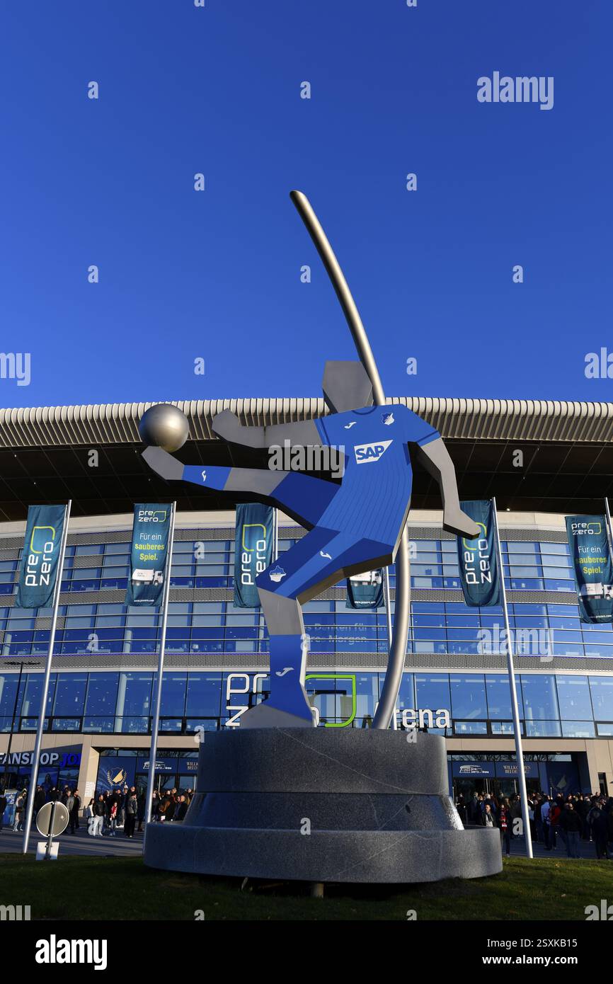 Außenaufnahme, Statue, rotierender Fußballspieler mit SAP-Werbung auf dem Shirt, Glasfront, Logo, Haupttribüne, PreZero Arena, Sinsheim, Baden-Württemberg, Stockfoto