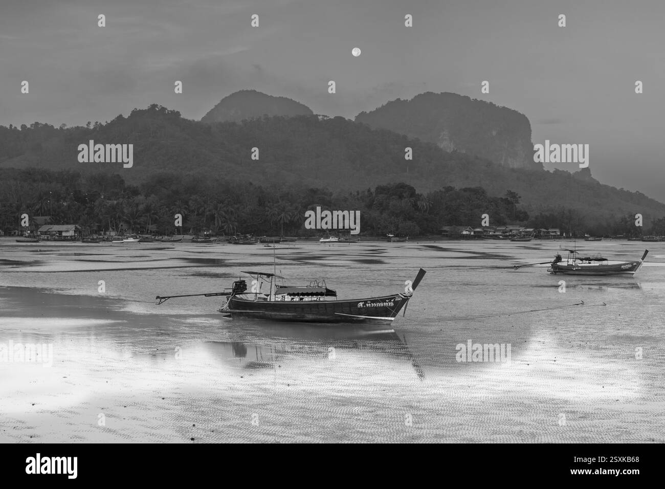 Vor Sonnenaufgang liegen Longtail-Boote bei Ebbe im Hafen von Sivalai Beach, Koh Mook Island, Provinz Satun, Südthailand, Thailand, Asien Stockfoto