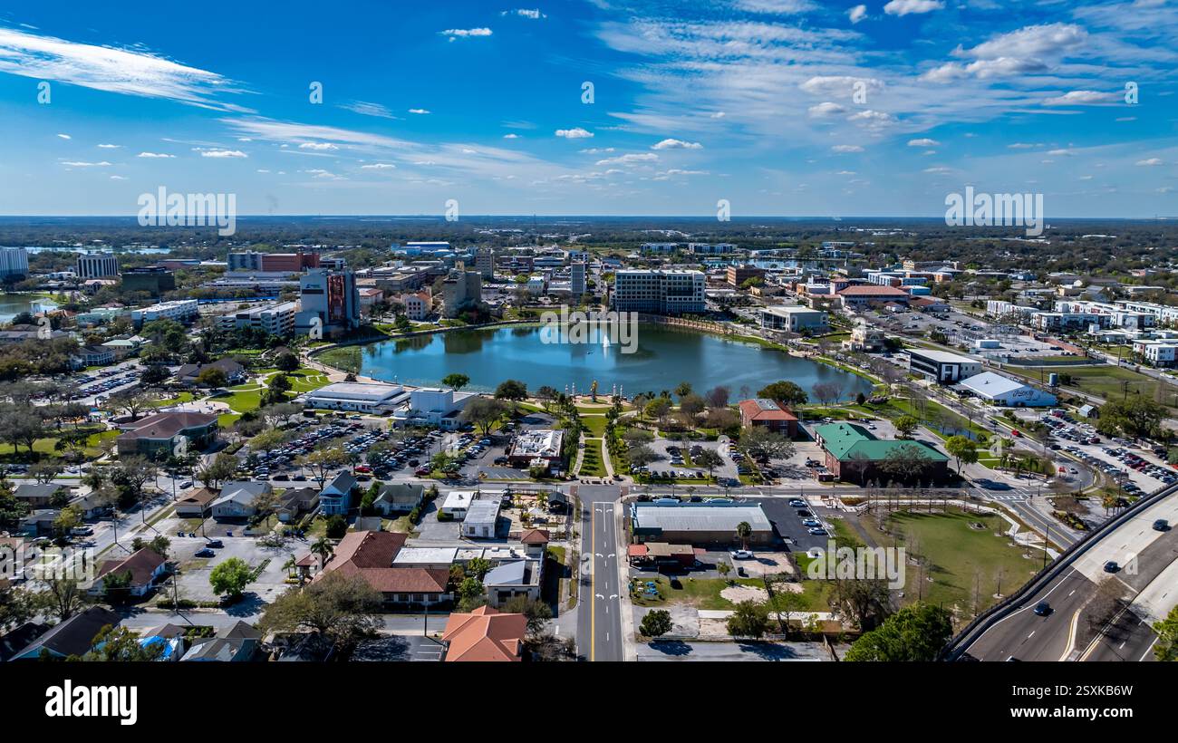 Lakeland, FL, USA - 23.02.2025: Luftbild der Stadt Lakeland, FL, Munn Park Historic District. Stockfoto