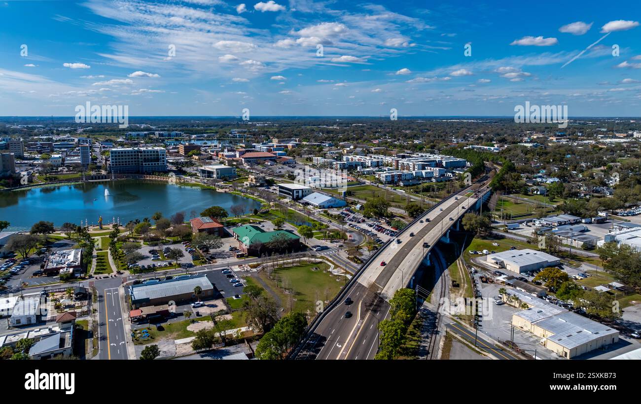 Lakeland, FL, USA - 23.02.2025: Luftbild der Stadt Lakeland, FL, Munn Park Historic District. Stockfoto