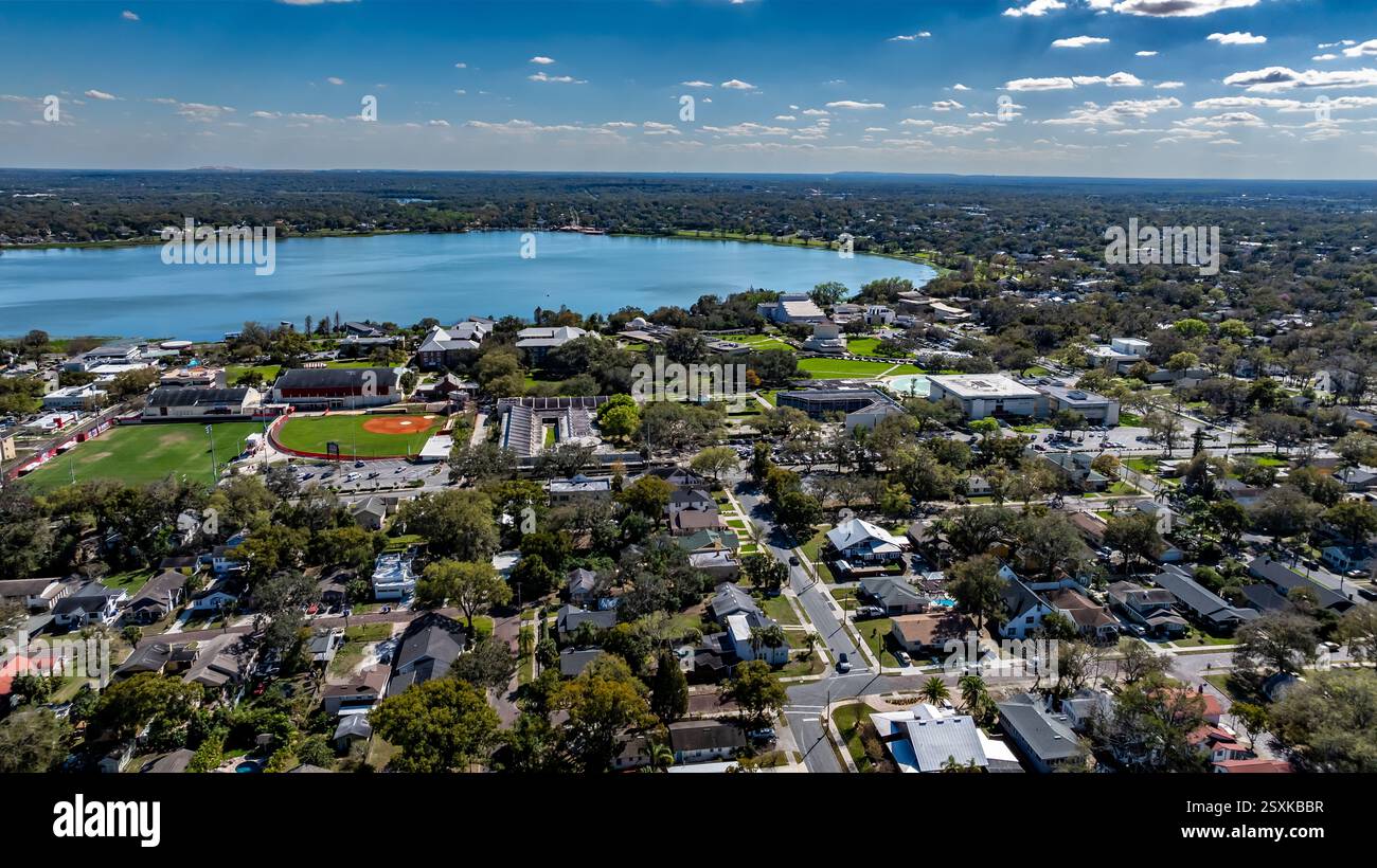 Lakeland, FL, USA - 23.02.2025: Luftbild der Stadt Lakeland, FL, Munn Park Historic District. Stockfoto