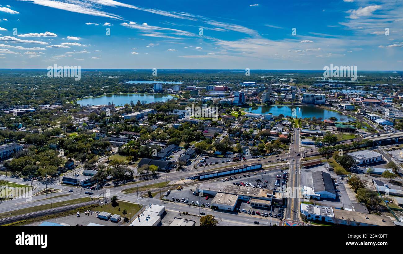 Lakeland, FL, USA - 23.02.2025: Luftbild der Stadt Lakeland, FL, Munn Park Historic District. Stockfoto