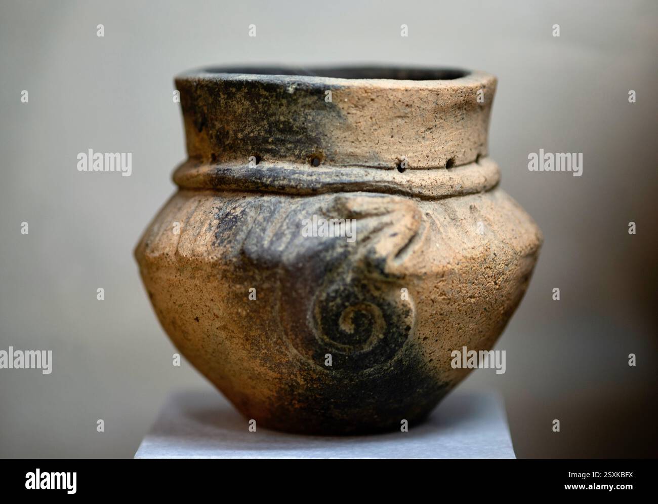 Das Foto zeigt Keramikgegenstände aus der Jomon-Ära (14000-300 v. Chr.), die im archäologischen Museum in Kofu City, Präf. Yamanashi, Japan, ausgestellt sind Stockfoto