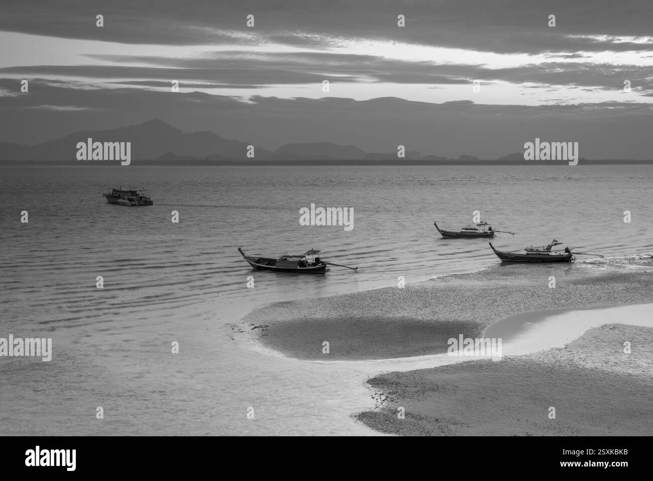 Vor Sonnenaufgang liegen Longtail-Boote bei Ebbe im Hafen von Sivalai Beach, Koh Mook Island, Provinz Satun, Südthailand, Thailand, Asien Stockfoto