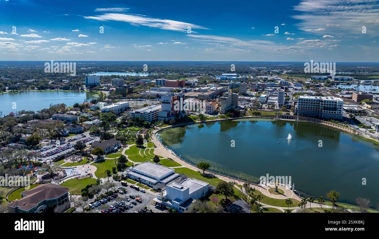 Lakeland, FL, USA - 23.02.2025: Luftbild der Stadt Lakeland, FL, Munn Park Historic District. Stockfoto