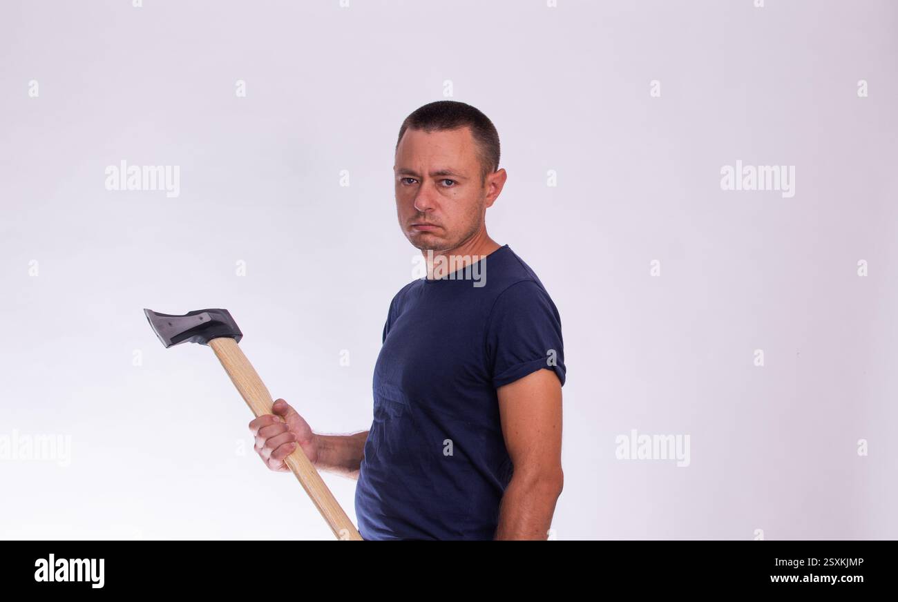 Ein Mann mit einer Axt auf weißem Hintergrund Stockfoto