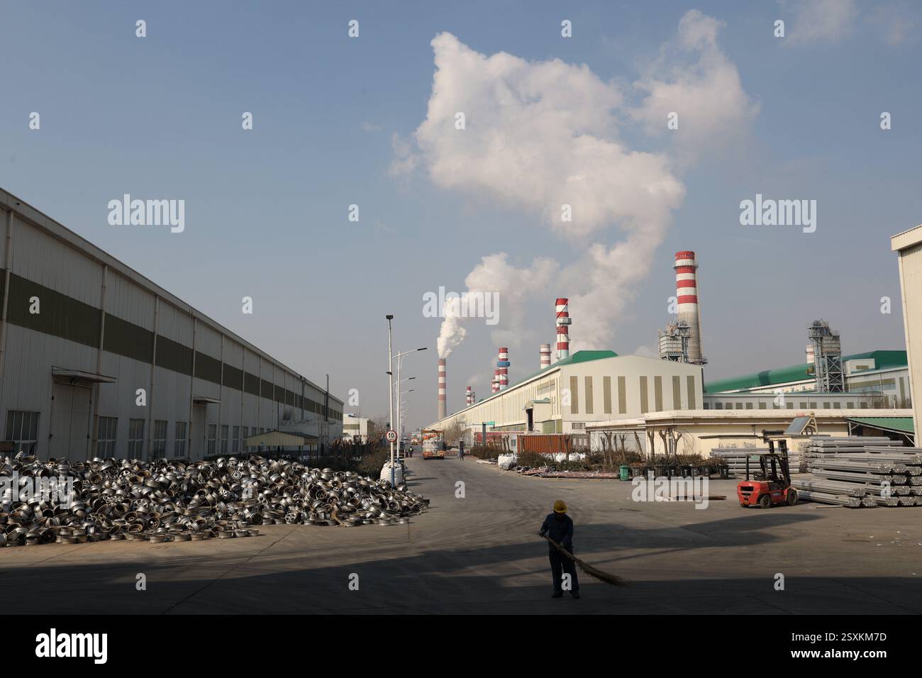 BINZHOU, CHINA – 25. FEBRUAR 2025 – Ein Schornstein in einem Kraftwerk stößt in Binzhou, Provinz Shandong, Chin, aufbereitetes Abgas aus, um die Standards zu erfüllen Stockfoto