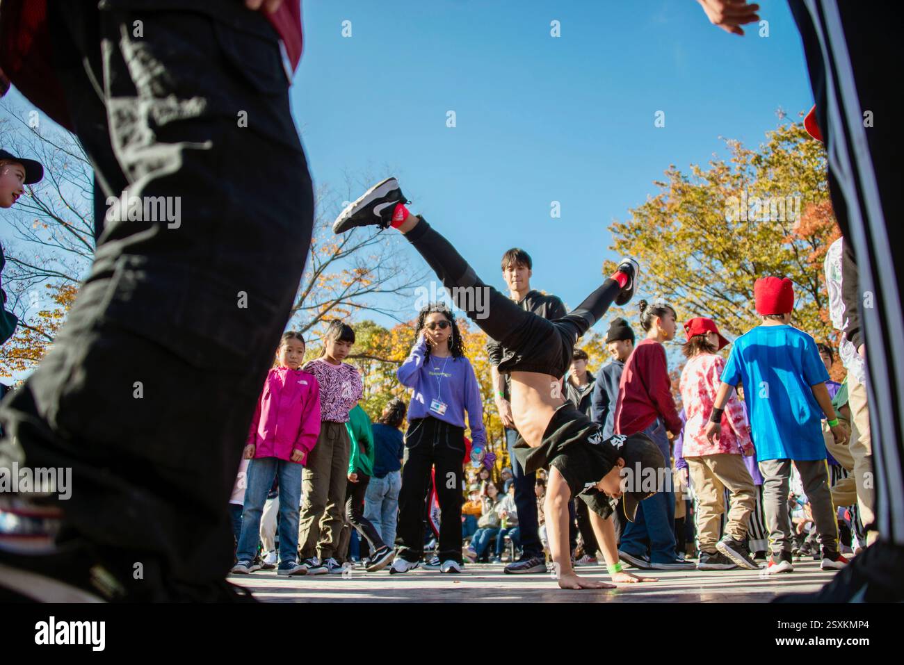 Tänzer nehmen am 17. November 2019 an der „Dance Battle“-Veranstaltung während der Shibuya Street Dance Week in Tokio Teil. Die Veranstaltung begann 2015, Incorporat Stockfoto