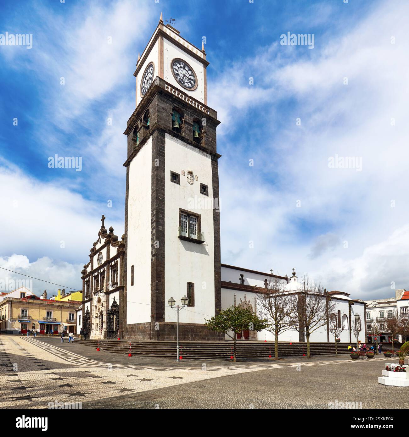 Turm von St. Sebastian Kirche (Igreja Matriz de São Sebastião) in Ponta Delgada, San Miguel, der Autonomen Region der Azoren, Portugal. Stockfoto