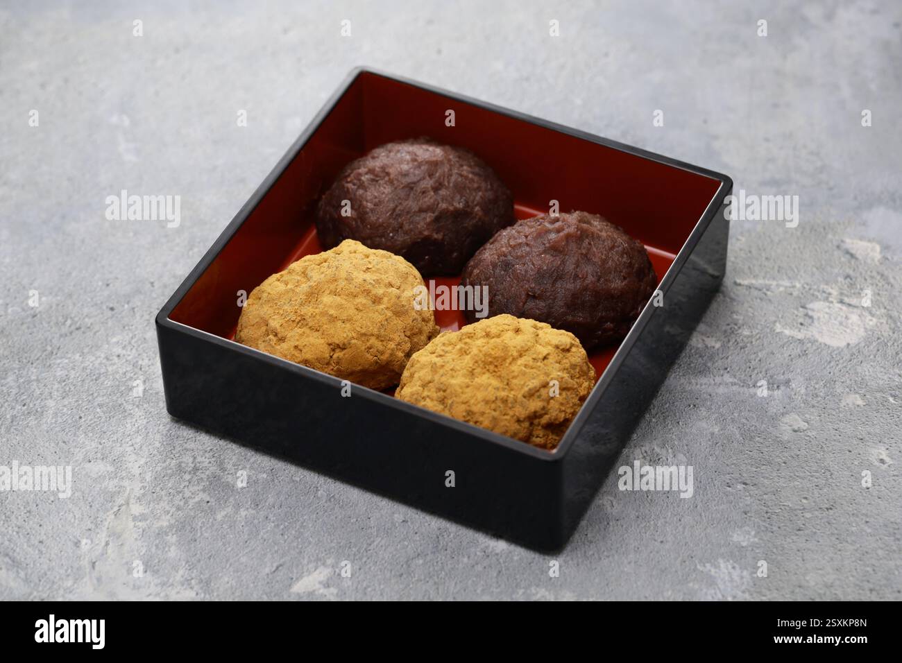 Japanisches Dessert mit klebrigem Reis, roter Bohnenpaste und Kinako (Sojabohnenmehl). Diese Süßigkeit wird im Frühjahr „Botamochi“ und im Herbst „Ohagi“ genannt Stockfoto