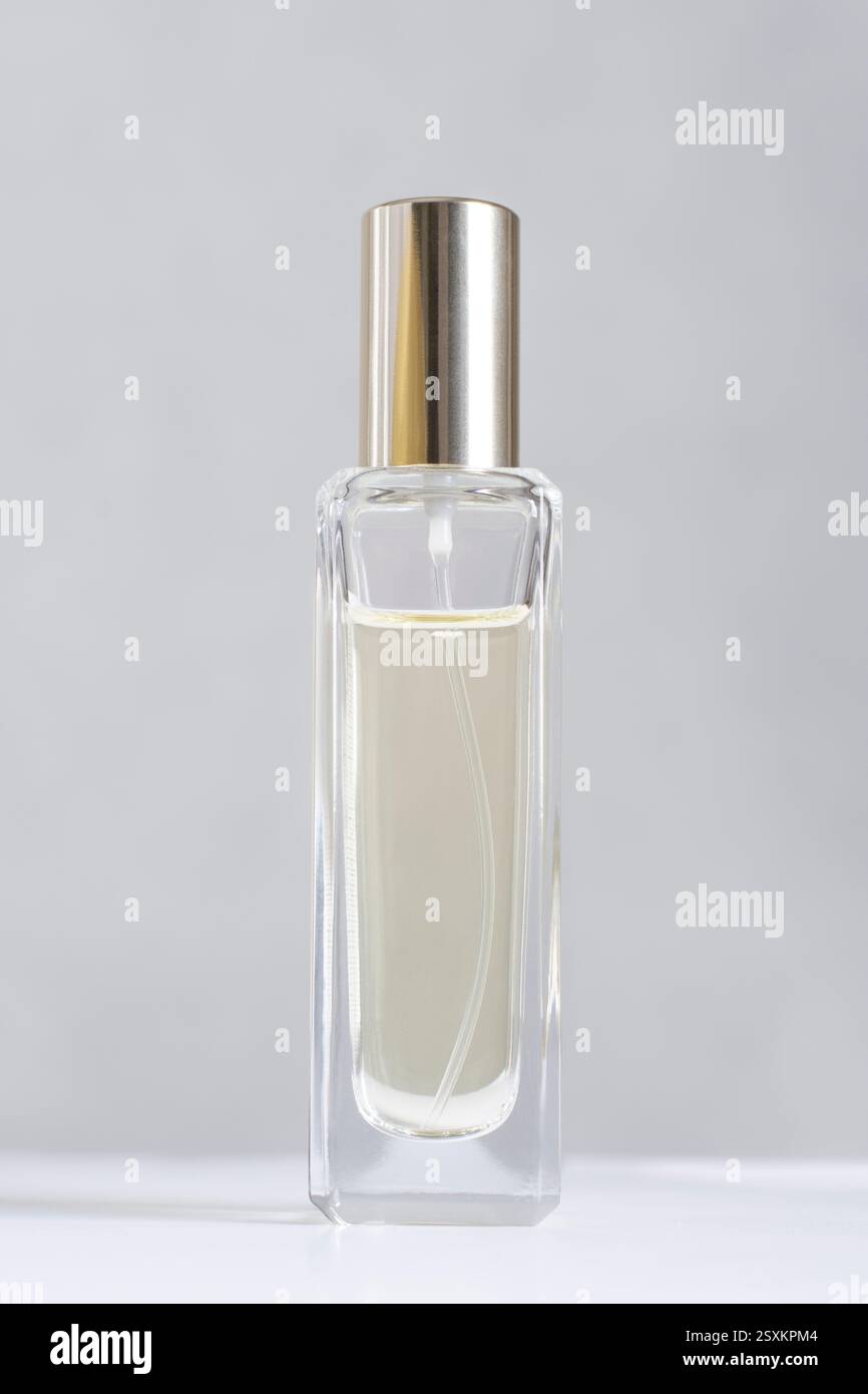 Parfüm-Flasche auf weißem Hintergrund Stockfoto