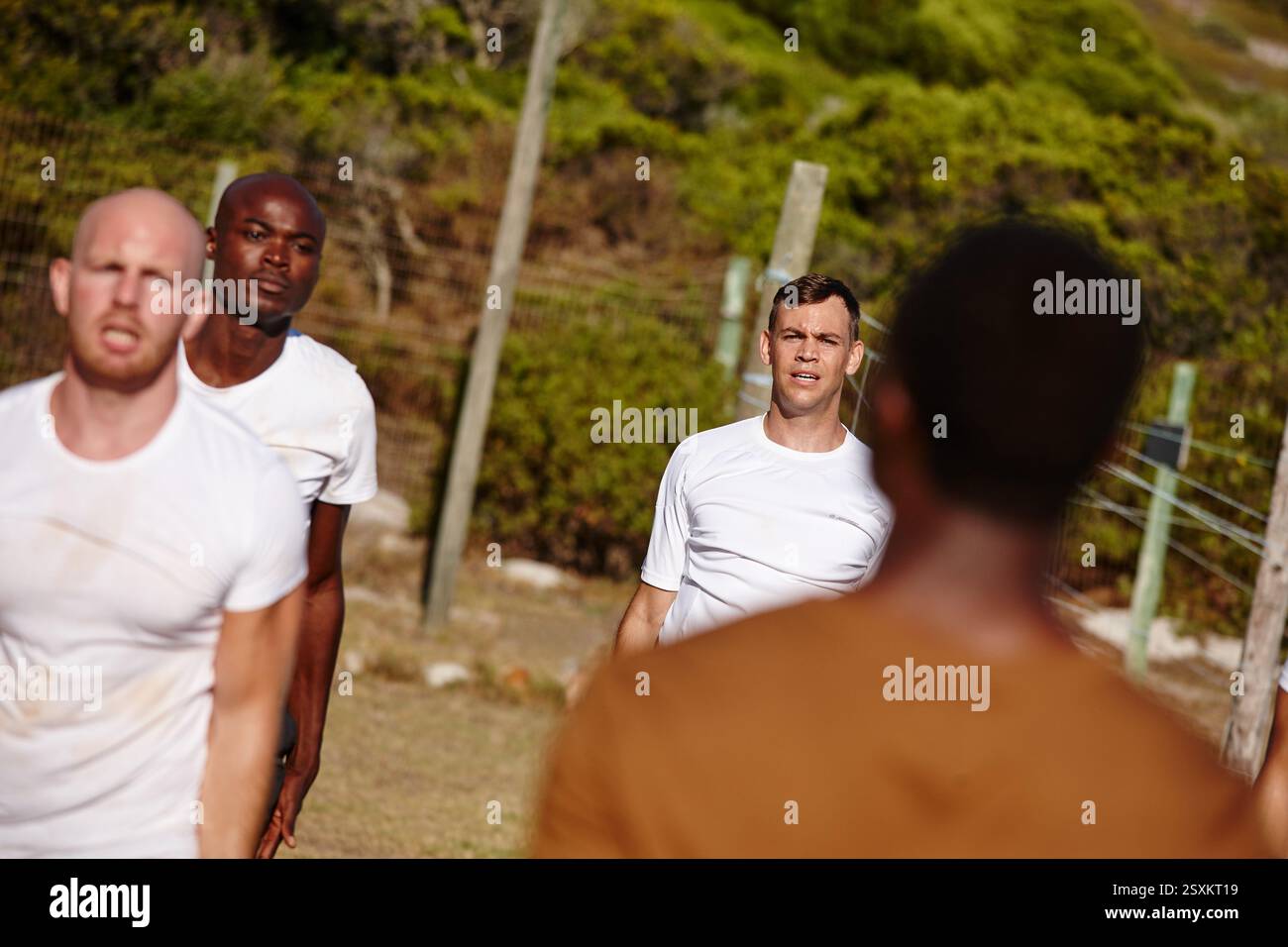 Bootcamp, Drill und Training mit einer Gruppe von Männern im Freien auf Militärbasis für Training oder Fitness. Armee, intensives Training und Sergeant mit privatem OP Stockfoto