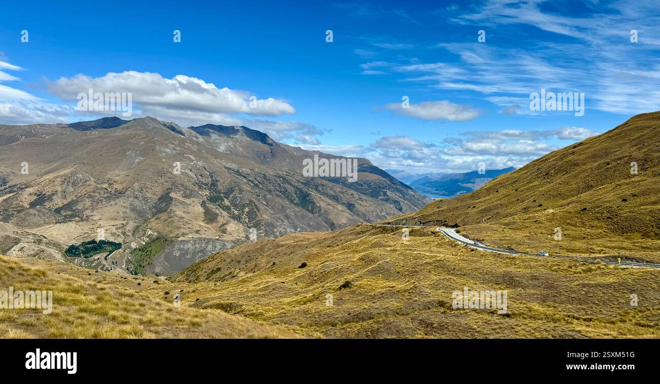 Crown Range Road mit Queenstown im Hintergrund Otago Neuseeland - Smartphone-aufgenommenes Stockfoto