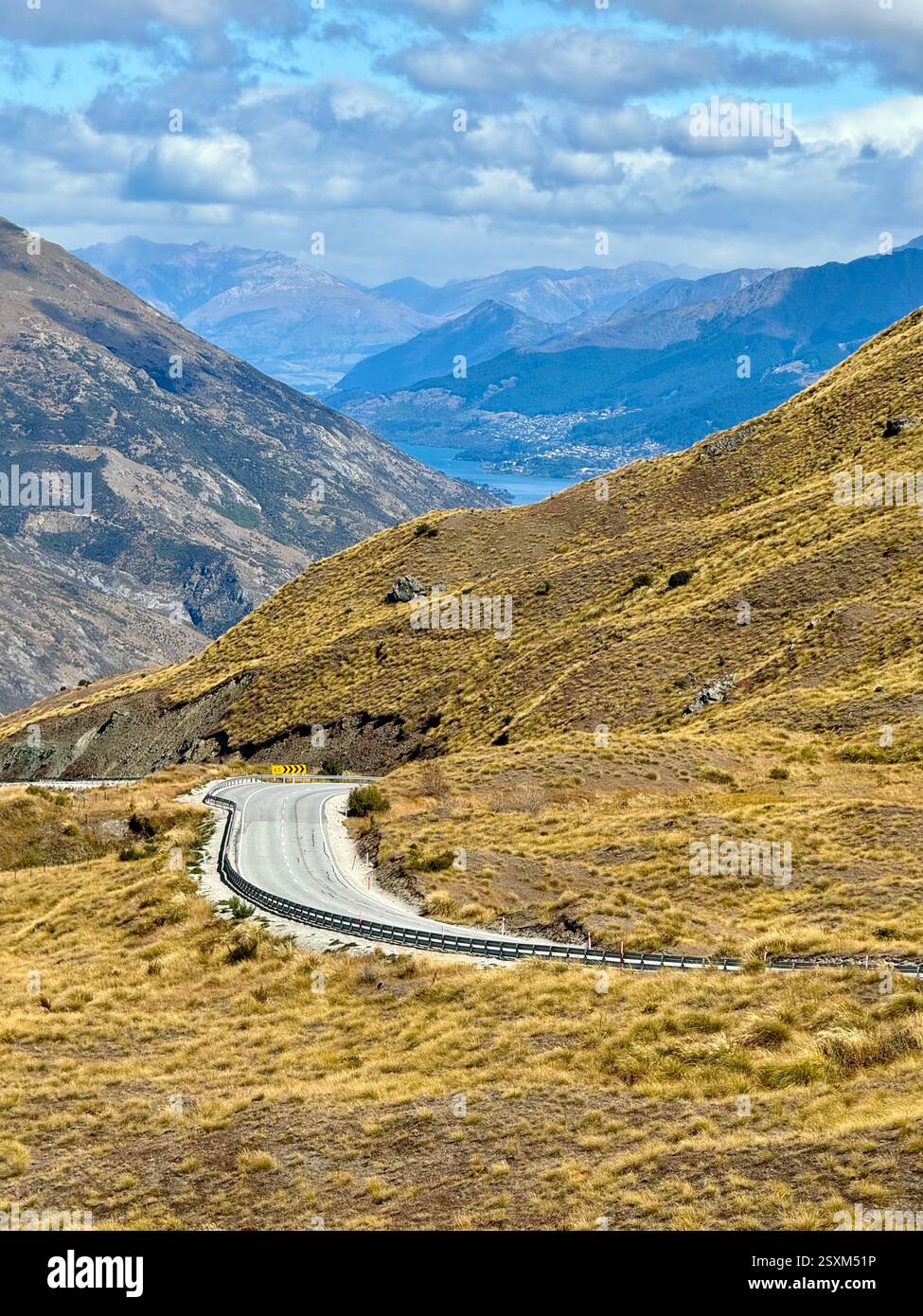 Crown Range Road mit Queenstown im Hintergrund Otago Neuseeland - Smartphone-aufgenommenes Stockfoto