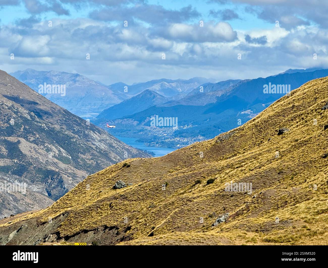 Crown Range mit Queenstown im Hintergrund Otago Neuseeland - Smartphone-aufgenommenes Stockfoto