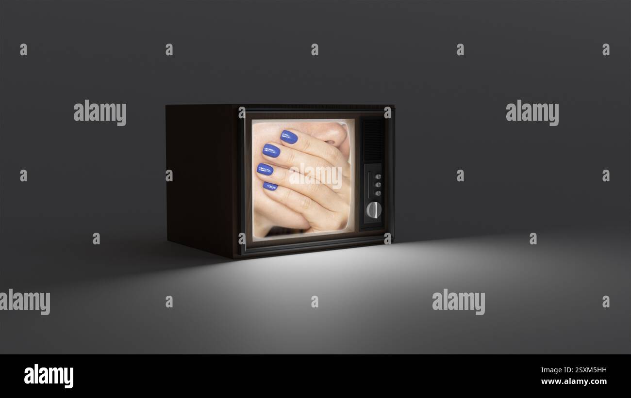 Geschlossener Mund mit Mädchenhand auf dem alten Fernsehbildschirm im Dunkeln, 3D-TV-Modell Stockfoto