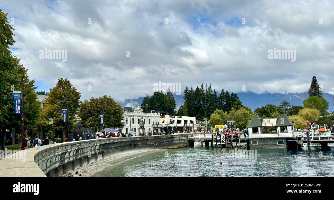 Ferienort Queenstown am Ufer des Lake Wakatipu Otago Neuseeland - Smartphone-aufgenommenes Stockfoto