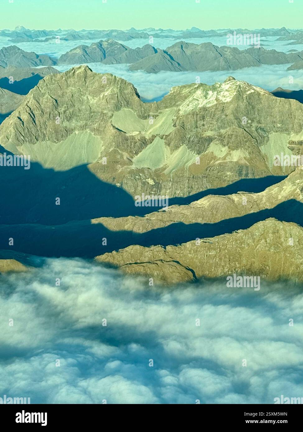 Luftbild von einem kleinen Flugzeug der südlichen Alpen zwischen Queenstown und Milford Sound - Smartphone-aufgenommenes Stockfoto