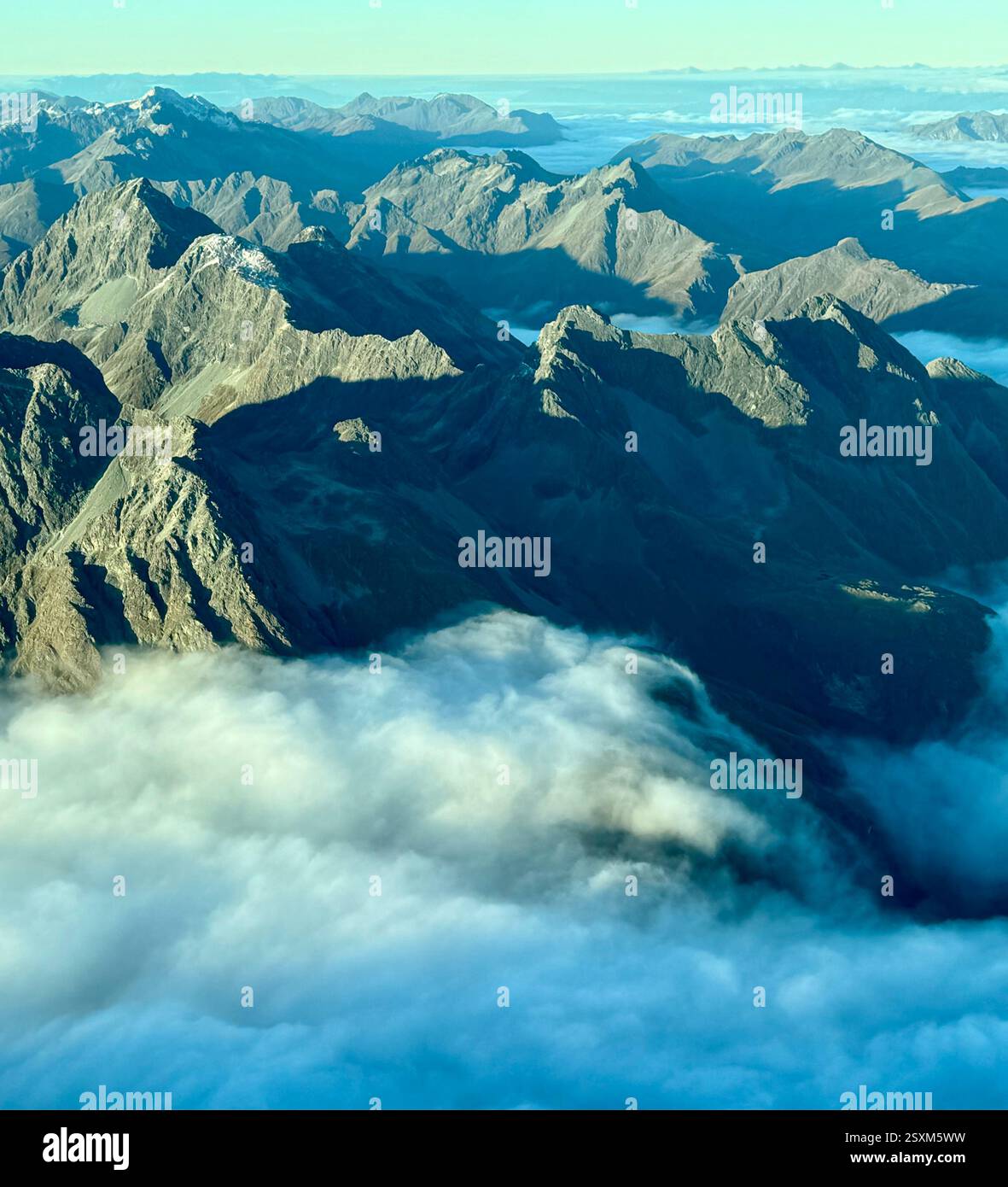 Luftbild von einem kleinen Flugzeug der südlichen Alpen zwischen Queenstown und Milford Sound - Smartphone-aufgenommenes Stockfoto
