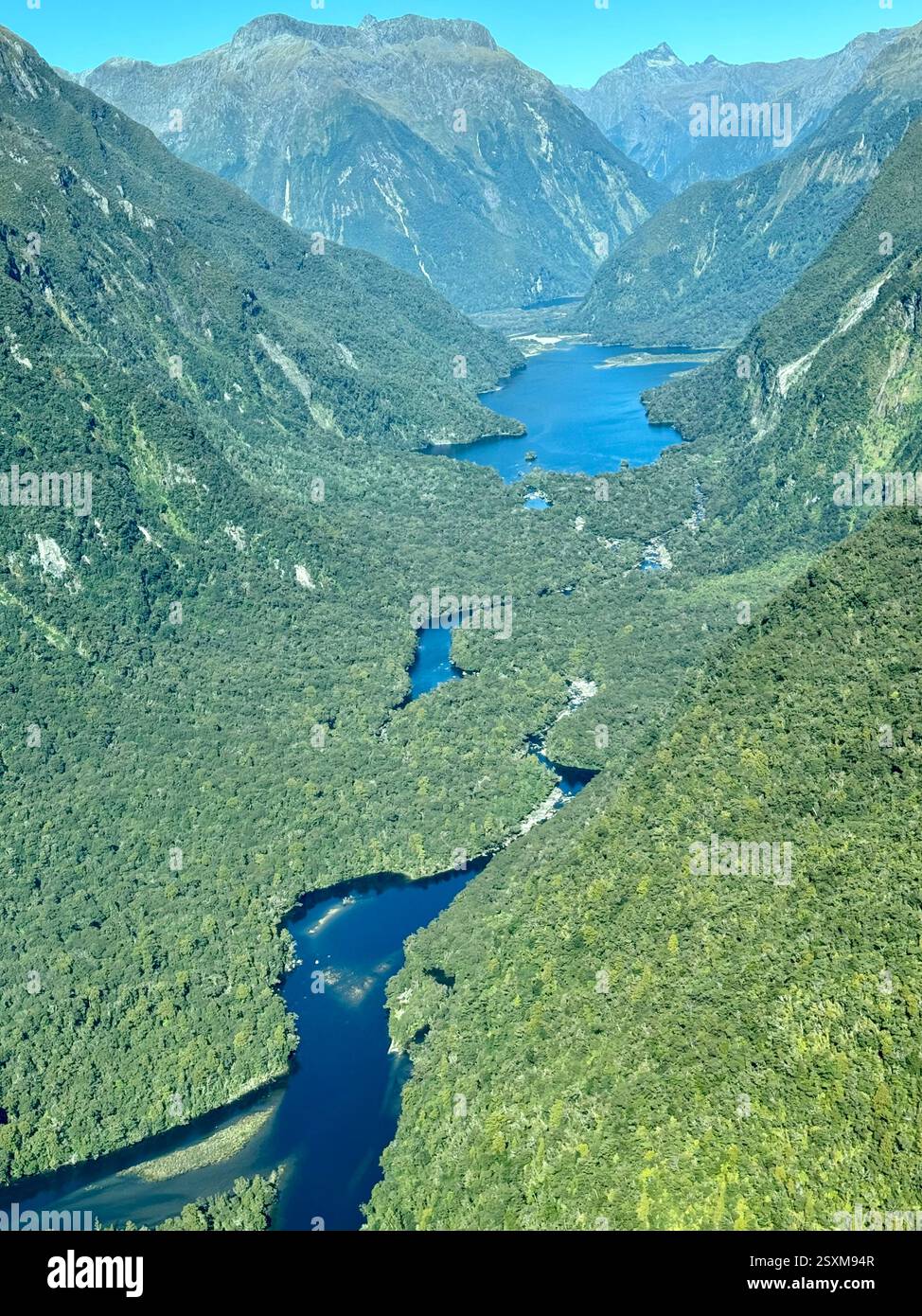 Luftbild von einem kleinen Flugzeug der südlichen Alpen zwischen Queenstown und Milford Sound - Smartphone-aufgenommenes Stockfoto