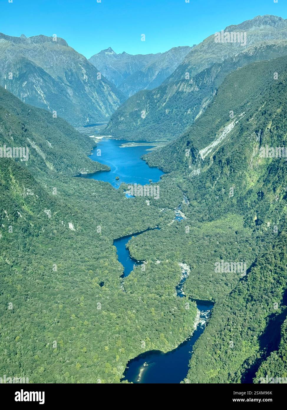 Luftbild von einem kleinen Flugzeug der südlichen Alpen zwischen Queenstown und Milford Sound - Smartphone-aufgenommenes Stockfoto