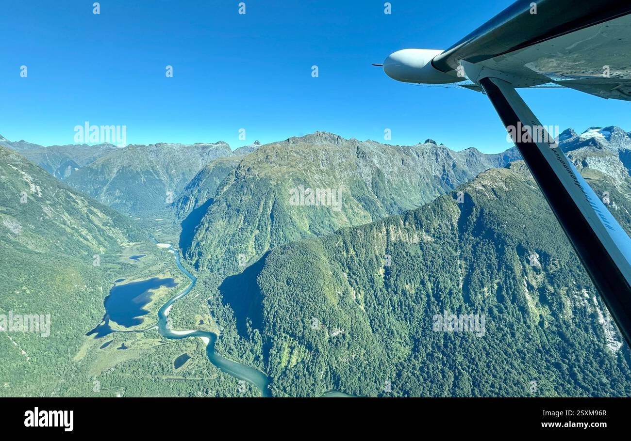 Luftbild von einem kleinen Flugzeug der südlichen Alpen zwischen Queenstown und Milford Sound - Smartphone-aufgenommenes Stockfoto