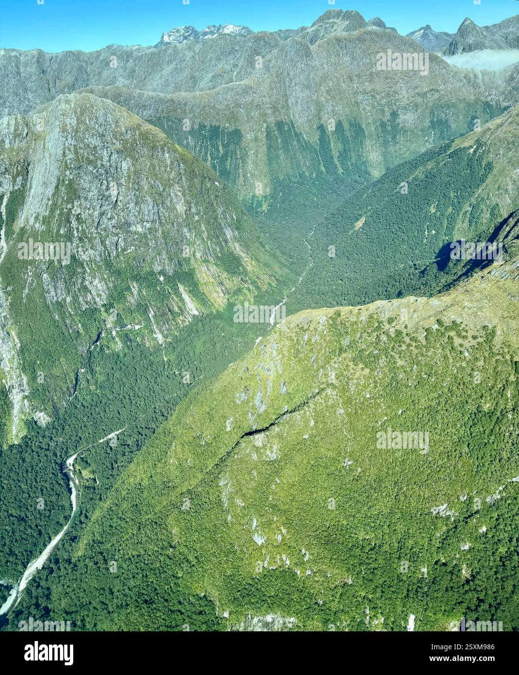 Luftbild von einem kleinen Flugzeug der südlichen Alpen zwischen Queenstown und Milford Sound - Smartphone-aufgenommenes Stockfoto