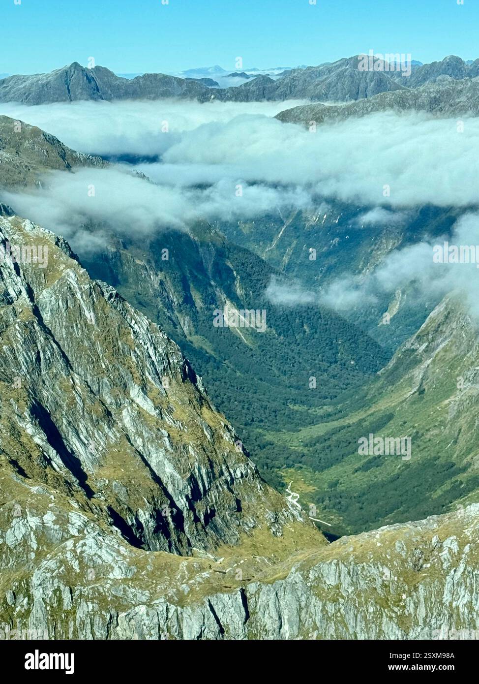Luftbild von einem kleinen Flugzeug der südlichen Alpen zwischen Queenstown und Milford Sound - Smartphone-aufgenommenes Stockfoto