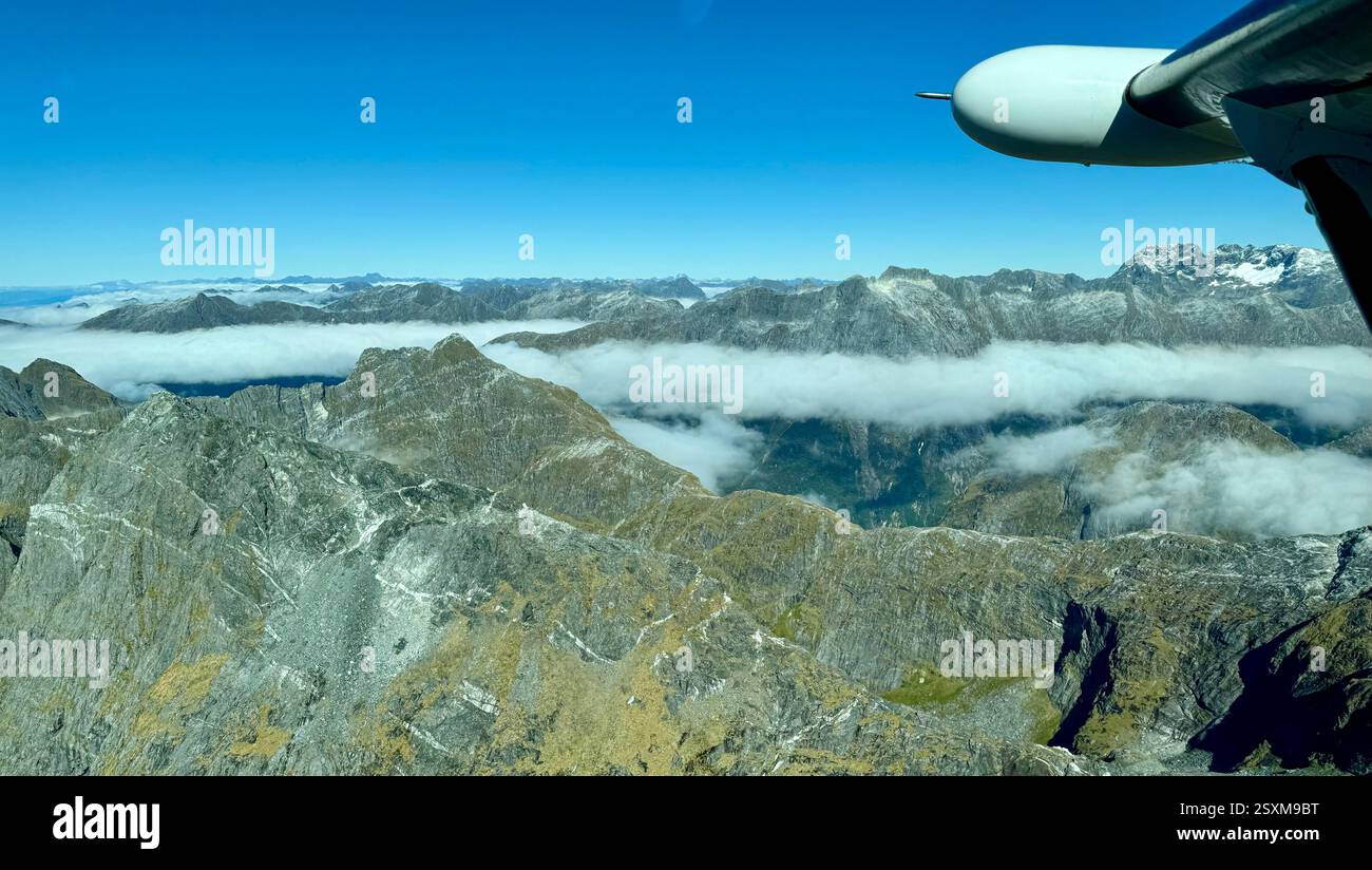 Luftbild von einem kleinen Flugzeug der südlichen Alpen zwischen Queenstown und Milford Sound - Smartphone-aufgenommenes Stockfoto