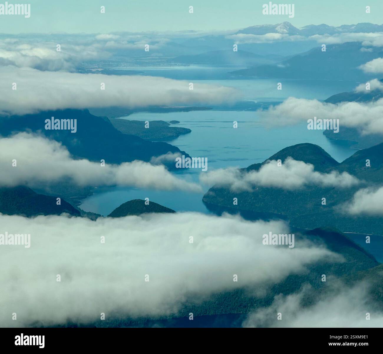 Luftbild von einem kleinen Flugzeug der südlichen Alpen zwischen Queenstown und Milford Sound - Smartphone-aufgenommenes Stockfoto