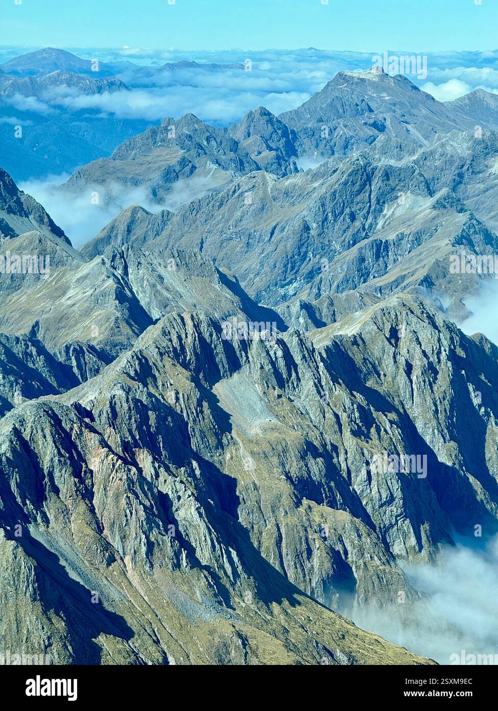 Luftbild von einem kleinen Flugzeug der südlichen Alpen zwischen Queenstown und Milford Sound - Smartphone-aufgenommenes Stockfoto
