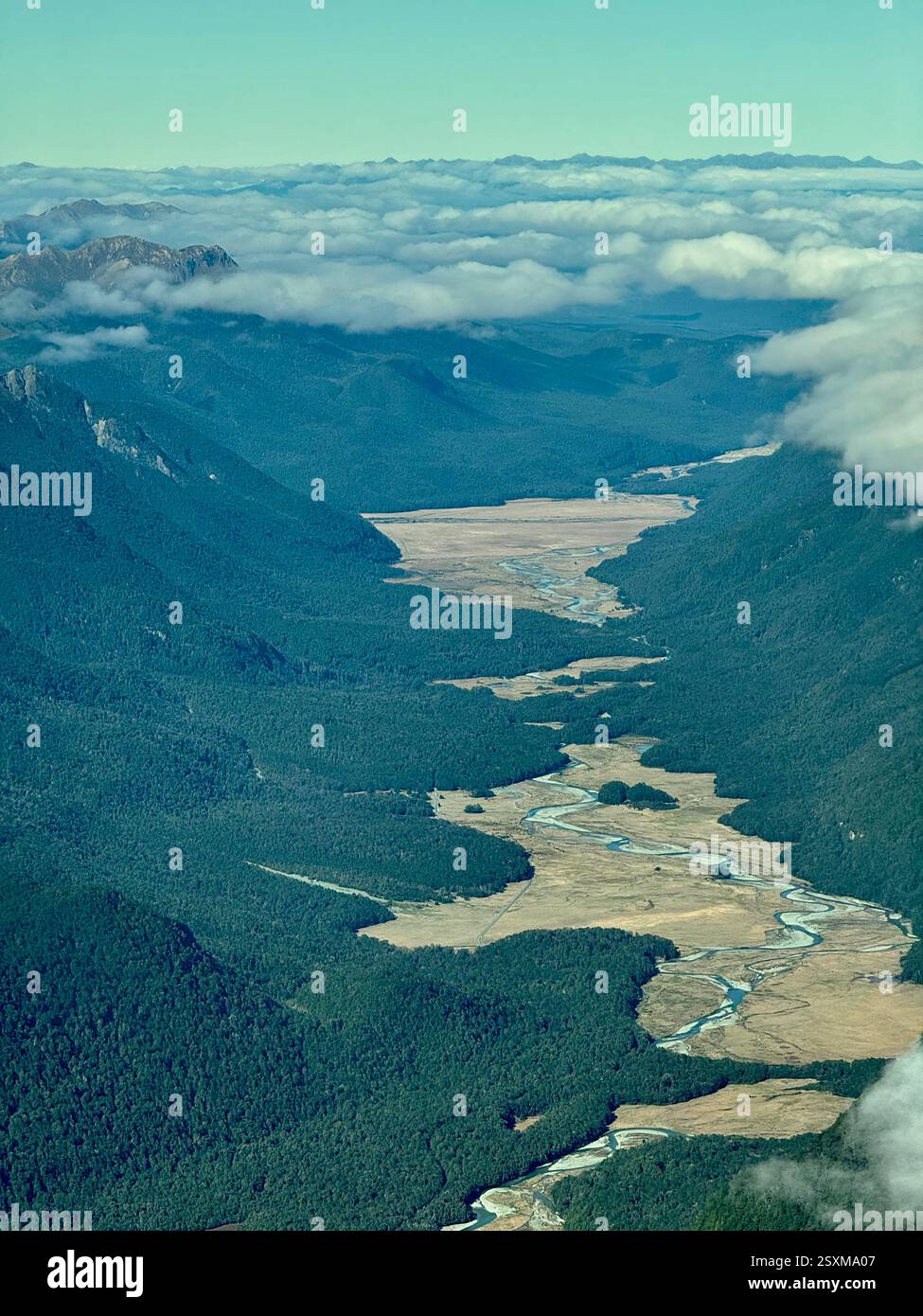 Luftbild von einem kleinen Flugzeug der südlichen Alpen zwischen Queenstown und Milford Sound - Smartphone-aufgenommenes Stockfoto