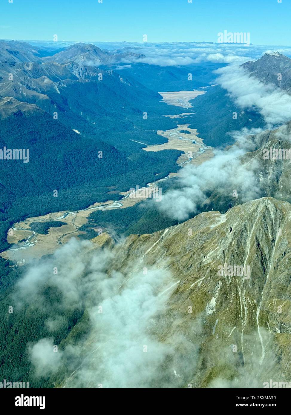 Luftbild von einem kleinen Flugzeug der südlichen Alpen zwischen Queenstown und Milford Sound - Smartphone-aufgenommenes Stockfoto