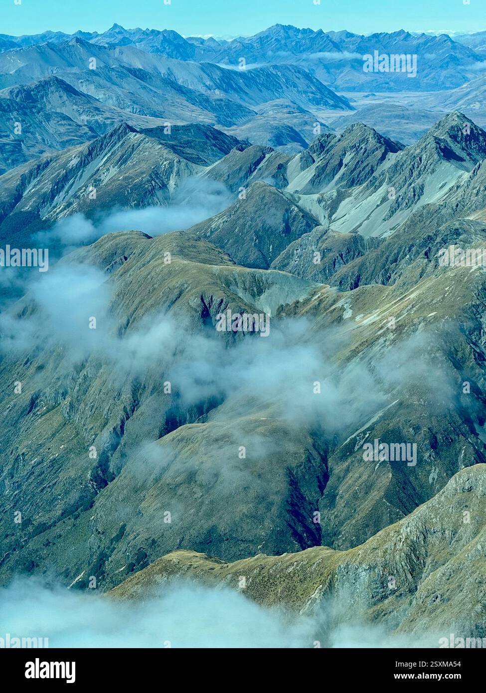 Luftbild von einem kleinen Flugzeug der südlichen Alpen zwischen Queenstown und Milford Sound - Smartphone-aufgenommenes Stockfoto