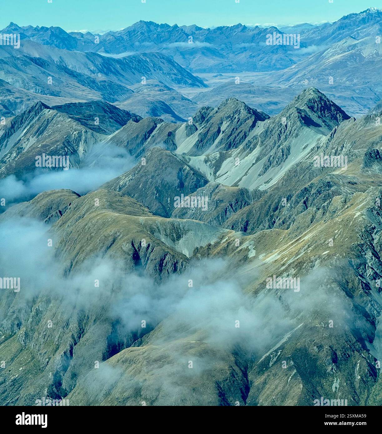 Luftbild von einem kleinen Flugzeug der südlichen Alpen zwischen Queenstown und Milford Sound - Smartphone-aufgenommenes Stockfoto